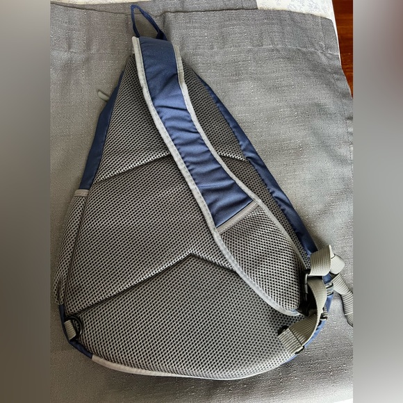 Disney cruise line castaway club sling bag - Picture 3 of 4